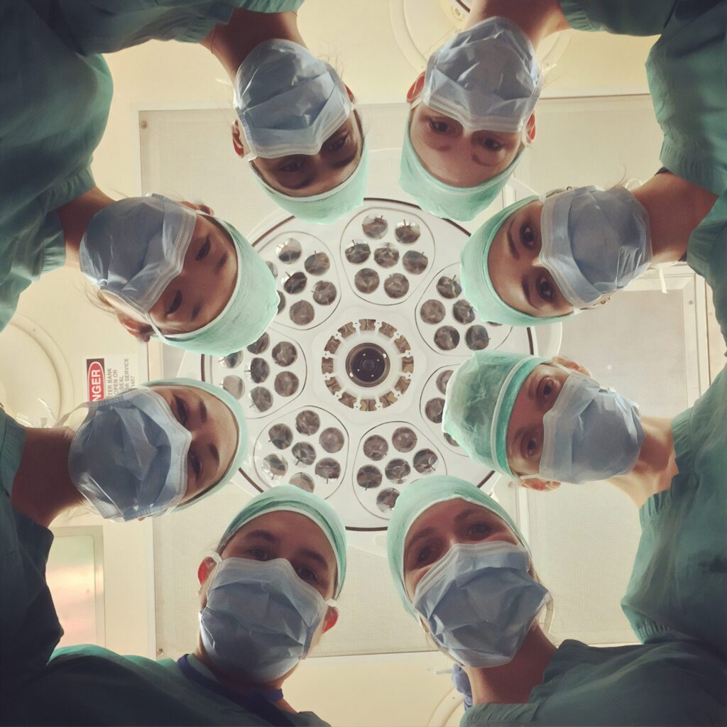Foto Kreis von Chirurgen im OP aus der Froschperspektive